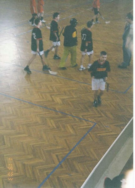 Omyl, to není zápas elévů, to má jen jossev trošku delší dresové tričko.
