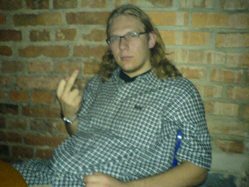 JeanPiérre s mouchou na prstě.