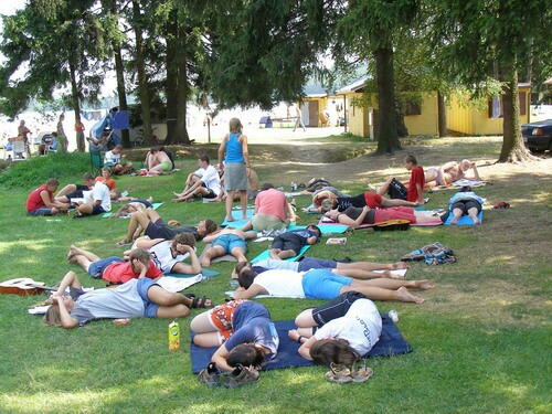 Zasloužený odpočinek ve stínu smrků.